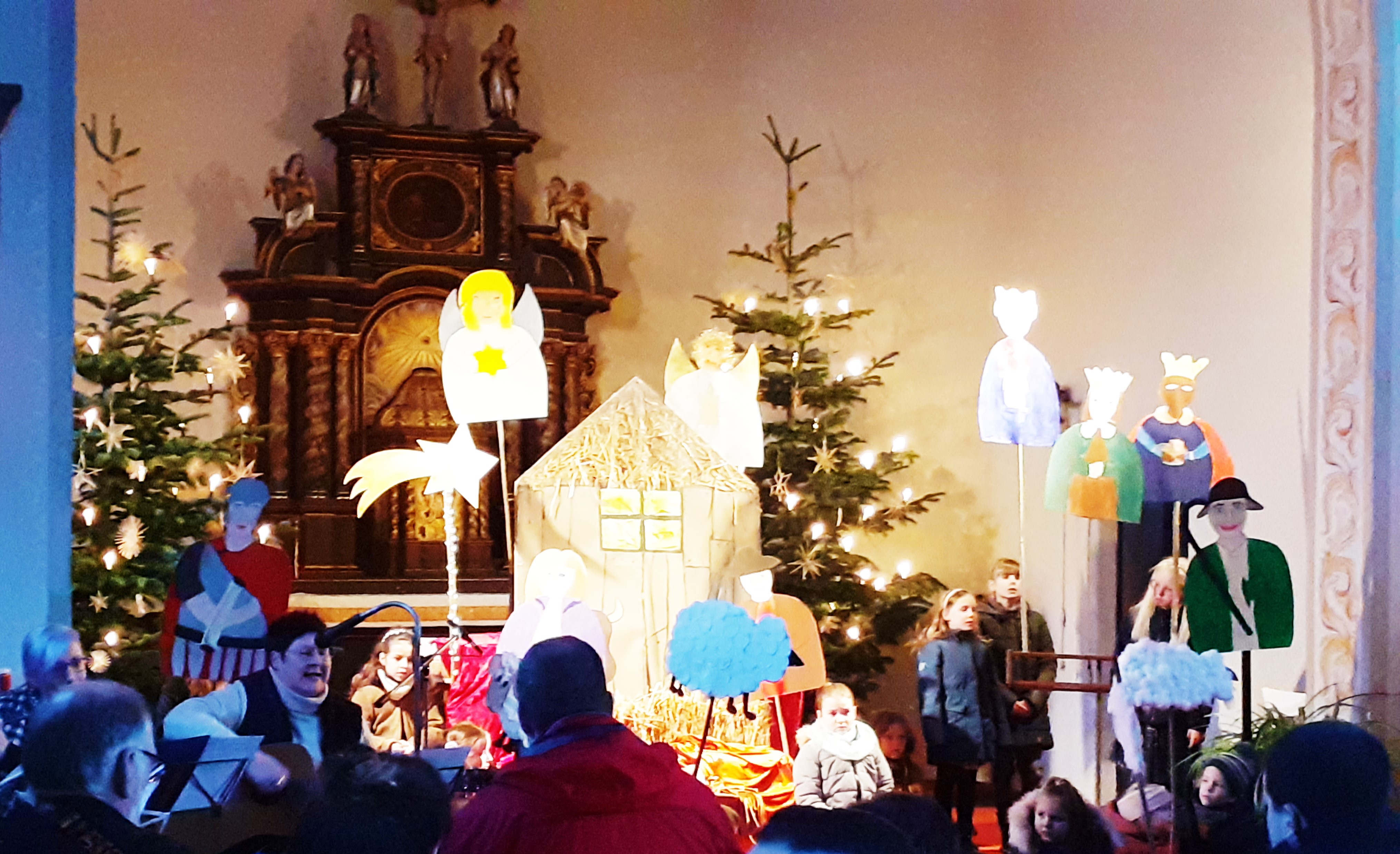 Kinder beim Krippenspiel in der prächtig weihnachtlich geschmückten Filialkirche St. Petrus in Trimbs Krippenspiel 2022