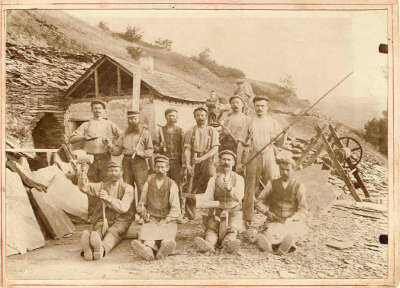 Historisches Foto mit Bergleuten vor dem ehemaligen Stolleneingang. 
