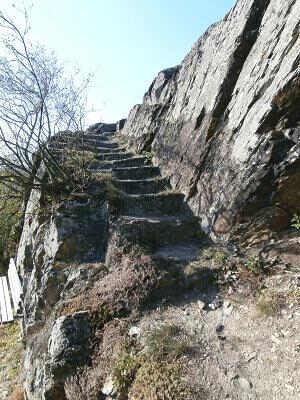 In den Fels gehauene Steintreppe. 
